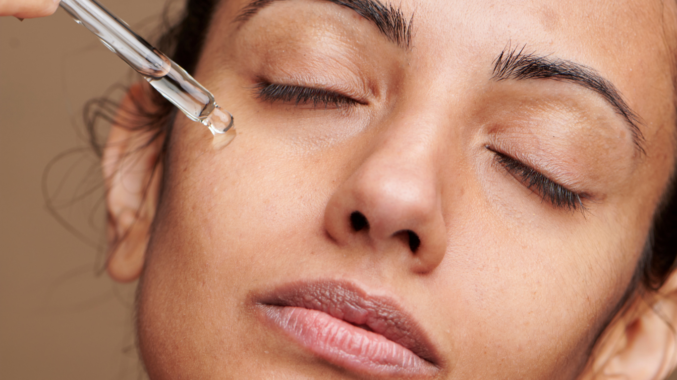 Niacinamida: ¿qué es y para qué sirve este ingrediente estrella en dermocosmética?