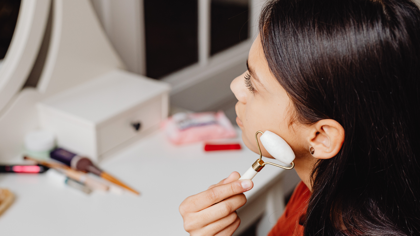 Rodillo facial: para qué sirve, cómo usarlo y tipos recomendados